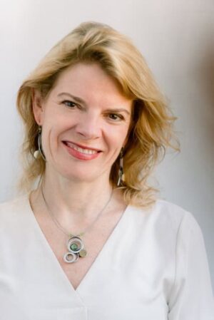 Dr. Sandra Newes headshot photo